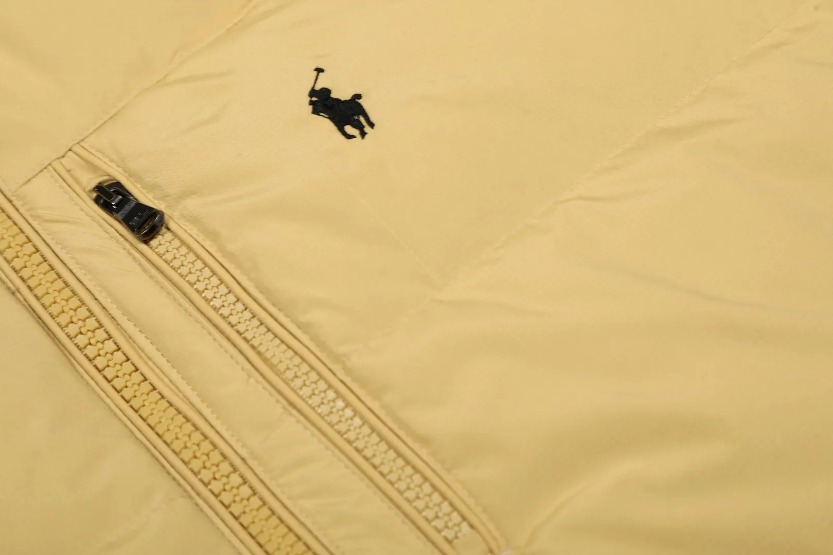 P720 Top quality" Style number: 9003# [Ralph Lauren winter basic classic embroidered men's and women's couple's same style hooded down jacket] ✅Ralph Lauren American retro chest zipper high version top-fill winter down jacket ✅100% high-quality white duck down, high version top-fill capacity ✅Double-layer inner velvet to strictly prevent velvet running ✅Built-in adjustable drawstring, windproof and coldproof, considerate and in place ✅Original version The maximum size can be worn up to 200 pounds. Loose and comfortable, no pressure. ✅Same style for male and female couples. Recommended OOTD outfits in winter~ Size: S-XL Color: Black, milky white, khaki, navy blue, military green